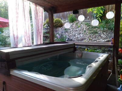 Stay Together! Mini farm escape, sleeps 10, Hot tub, covered porches