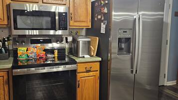 KĂŒhlschrank, Mikrowelle, Ofen, Herdplatte