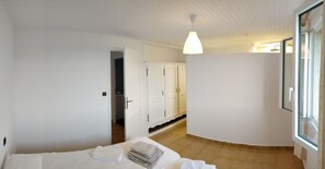 6 habitaciones, tabla de planchar con plancha y cuna de viaje 