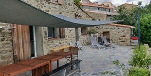 Outdoor dining - Can Poujol, enjoying the sun with friends and family in a peaceful setting  (Taulis)