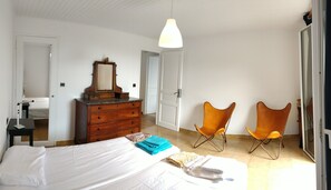 6 habitaciones, tabla de planchar con plancha y cuna de viaje 