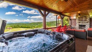Un jacuzzi con techo de madera y chimenea de piedra.