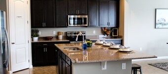 5 Bd/4bba Retreat House in a Peaceful Setting With Great Amenities!