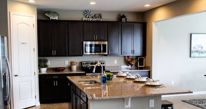 5 Bd/4bba Retreat House in a Peaceful Setting With Great Amenities!