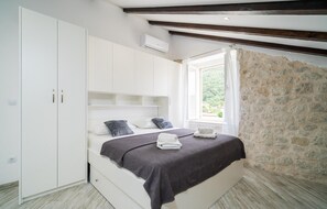 6 bedrooms, travel cot, free WiFi, bed sheets
