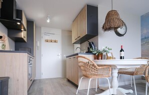 Een koelkast, een kookplaat, een koffiezetapparaat/waterkoker