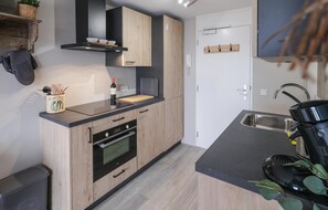 Réfrigérateur, four à micro-ondes, surface de cuisson, cafetière-théière