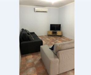 TV, lettore DVD, libri