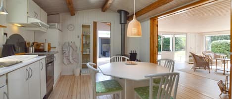 Køleskab, kogeplade, opvaskemaskine, kaffe-/temaskine