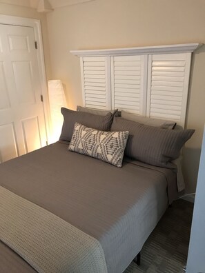 3 bedrooms, desk, iron/ironing board, travel cot