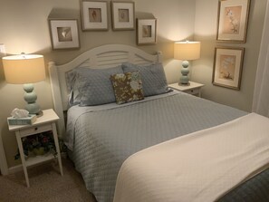 3 slaapkamers, een bureau, een strijkplank/strijkijzer, reisbedje