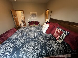 2 slaapkamers, een bureau, een strijkplank/strijkijzer, gratis wifi