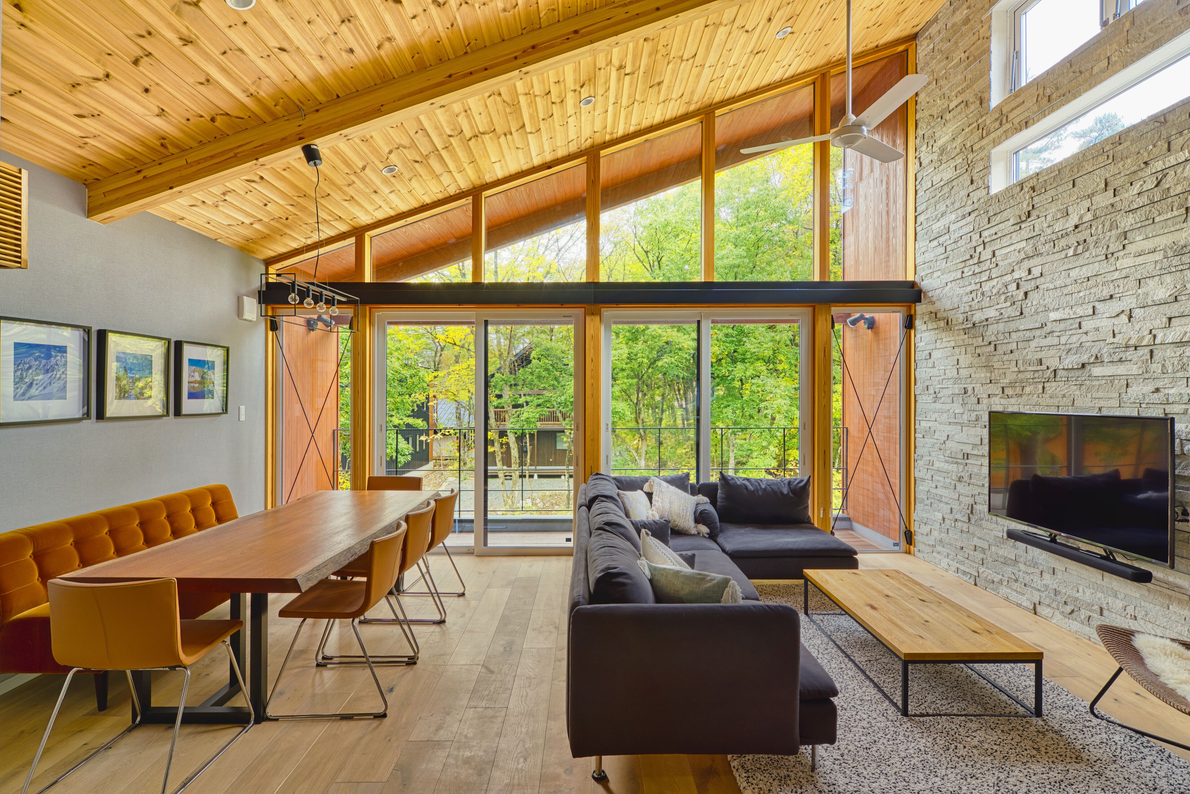 Chalet | Wohnbereich | 55-Zoll-Smart-TV mit Digitalempfang, Fernseher, Netflix