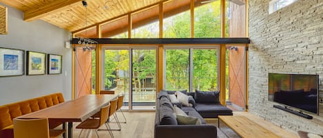 シャレー | リビング エリア | 55 インチのスマートテレビ (デジタル放送視聴可)、テレビ、Netflix