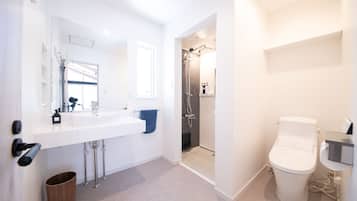 Chalet | Bathroom | Hair dryer, bidet, heated floors, towels
