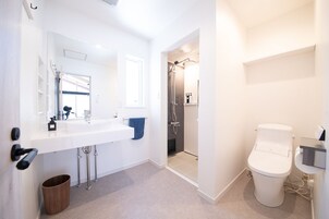 Secador de pelo, bidet, piso con calefacción en el baño, toallas