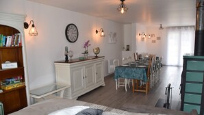 Una habitación acogedora con una cama, una zona de comedor y una chimenea.