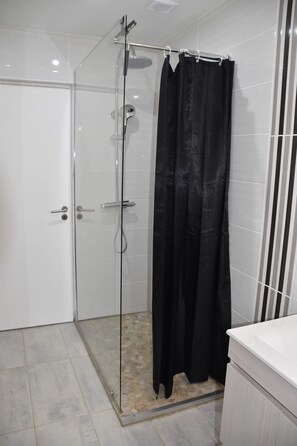 Douche, sèche-cheveux, serviettes fournies, savon