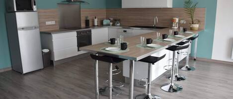 Kjøleskap, mikrobølgeovn, ovn og kokeplater