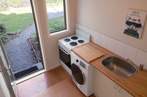 Fridge, microwave, oven, stovetop - Airport Apartment Christchurch - Free Wi-Fi (Christchurch)