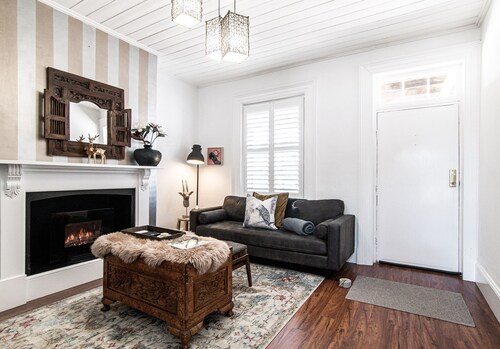 70 On Mortimer "Black Cockatoo Room" is a self contained 1 bedroom unit 