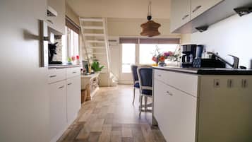 Een koelkast, een kookplaat, een vaatwasser