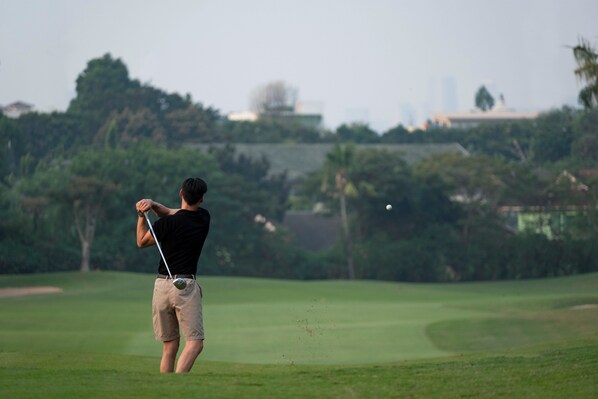 A person on a golf course with a clear view of the green and trees in the background. - Intercontinental Residence Pondok Indah by IHG (Jakarta)