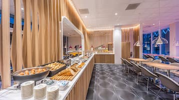 Un buffet de petit-déjeuner moderne, agrémenté d’éléments en bois et doté d’un sol à motifs.