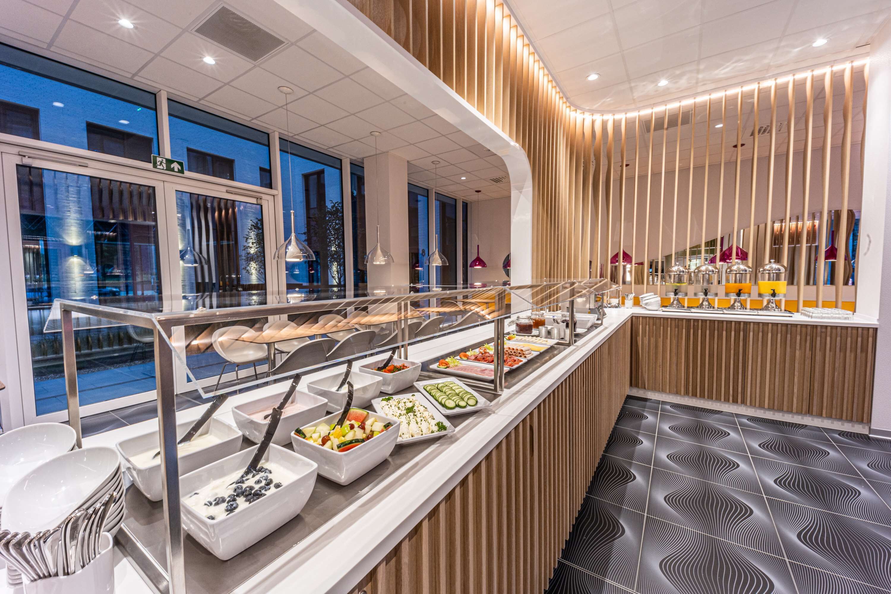 Tägliches Frühstücksbuffet (15.90 EUR pro Person)