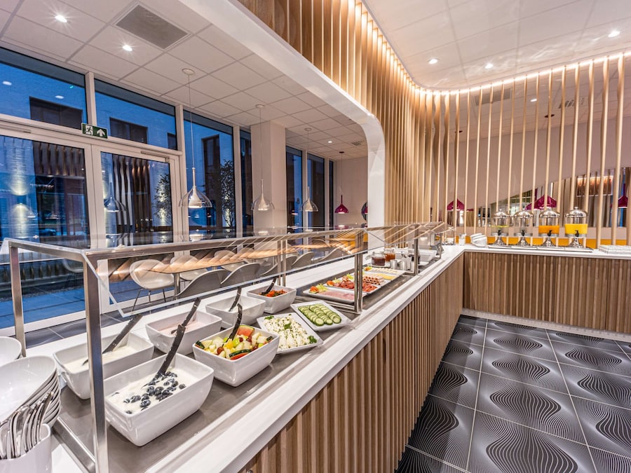 Desayuno buffet diario (EUR 15.90 por persona)