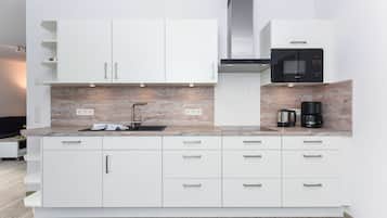 Een koelkast, een magnetron, een oven, een vaatwasser