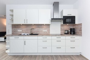 Kühlschrank, Mikrowelle, Ofen, Geschirrspüler