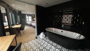 Luxe beddengoed, een bureau, een laptopwerkplek