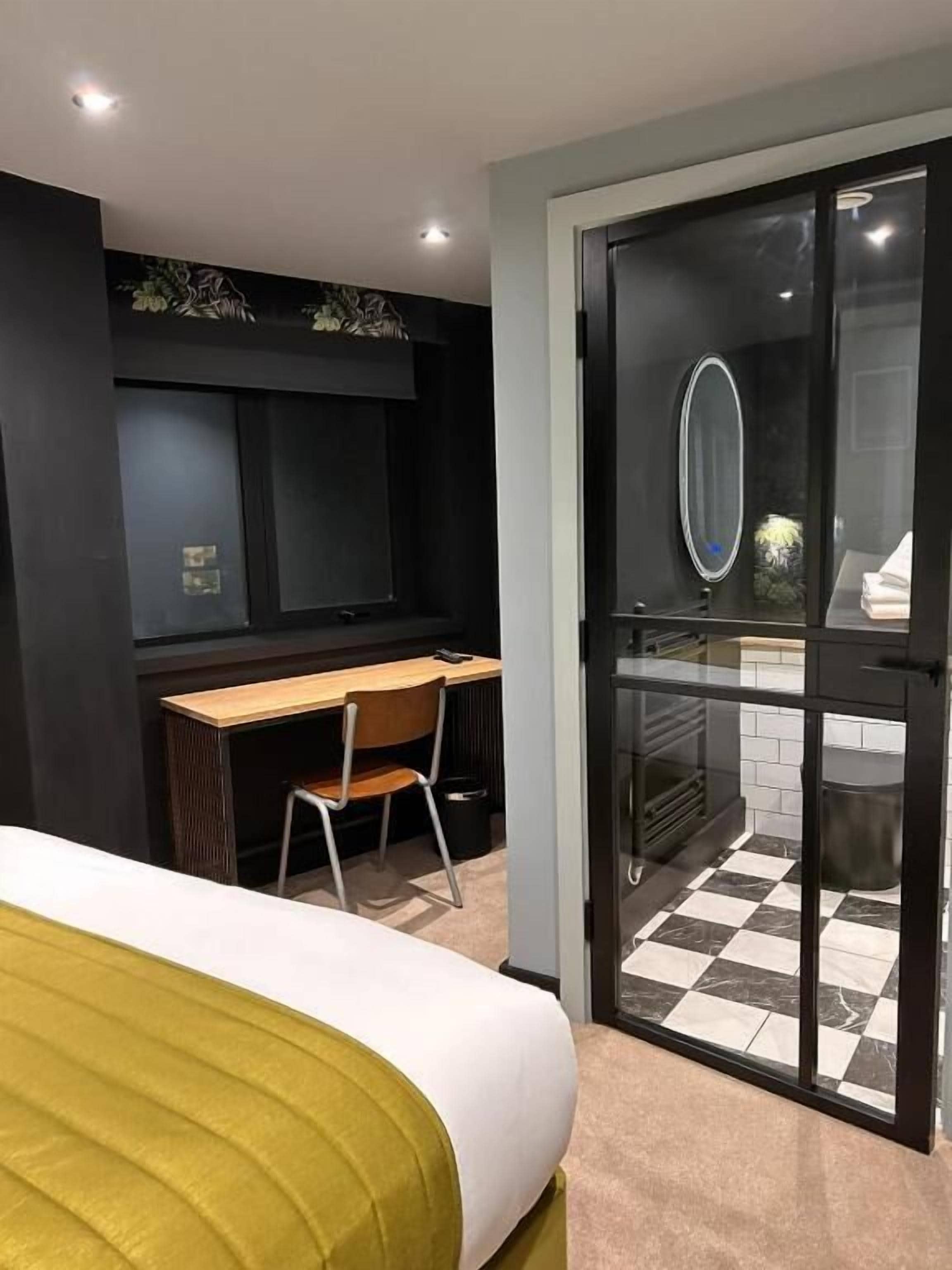 1 bedroom, premium bedding, desk, laptop workspace