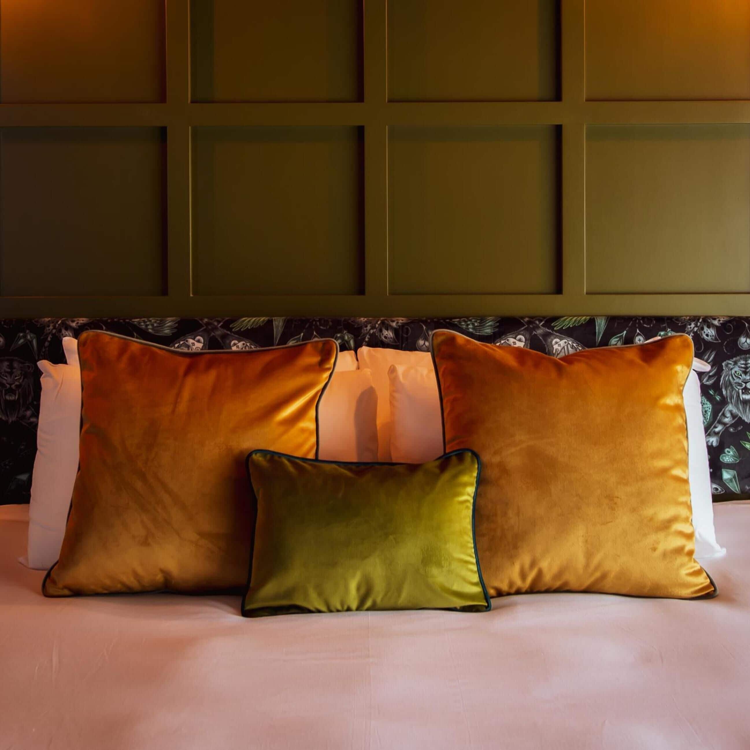 1 bedroom, premium bedding, desk, laptop workspace