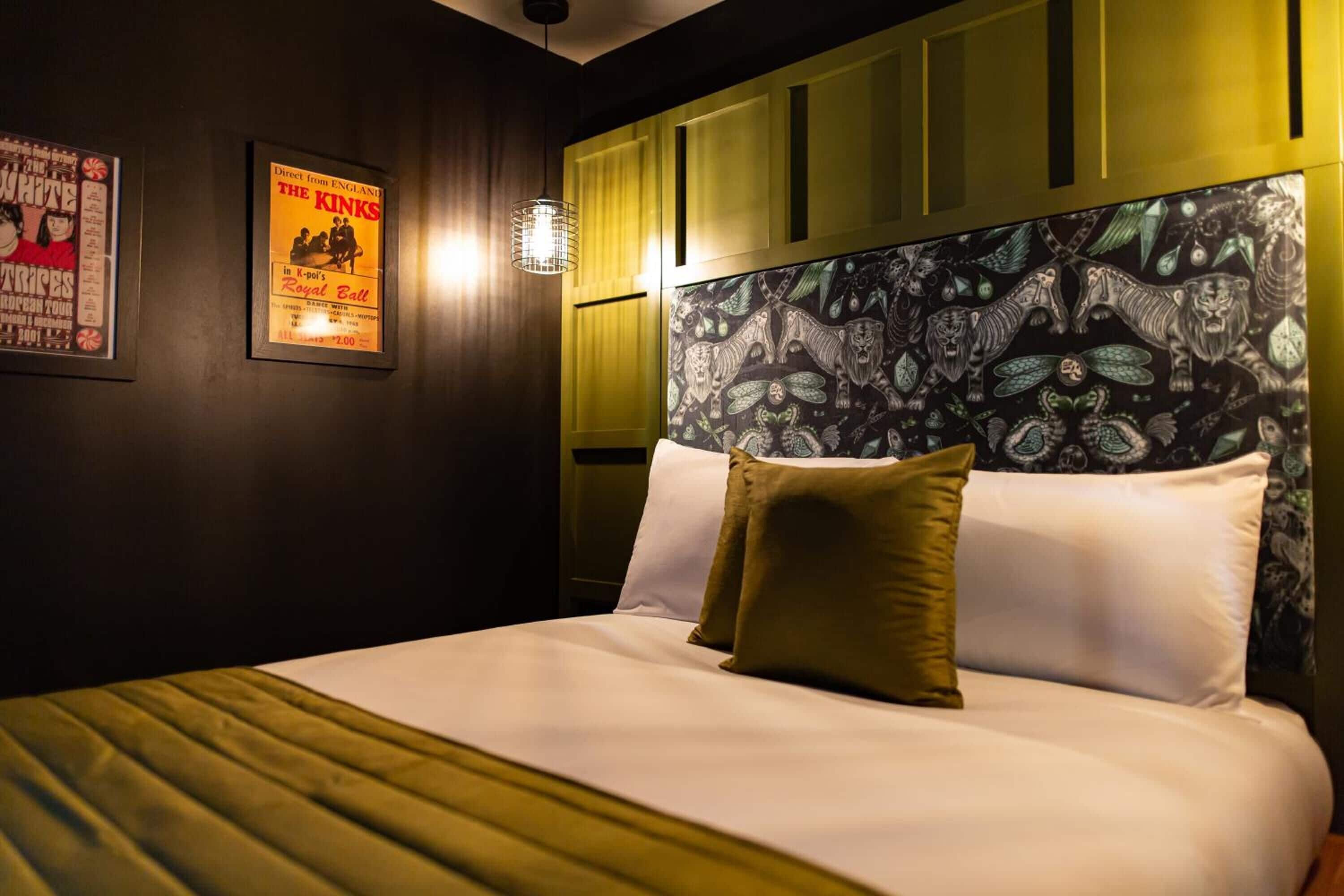 1 bedroom, premium bedding, desk, laptop workspace