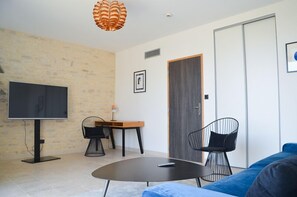 Deluxe Room (Suite) | Living area | Table tennis, books - Les Gîtes de l'Ermitage (Terce)