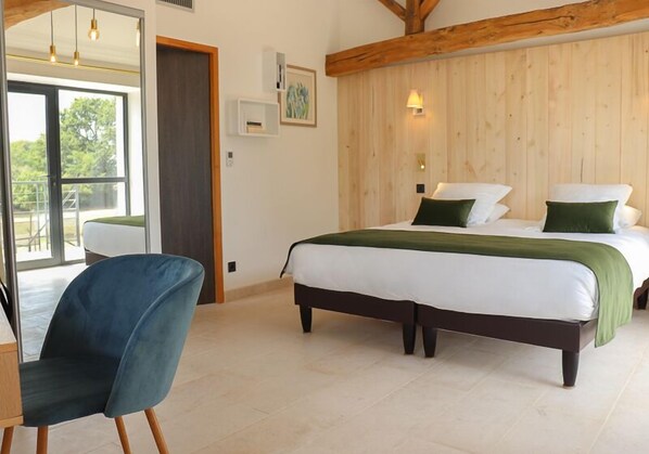 Un dormitorio con cama, una silla y techo de madera.