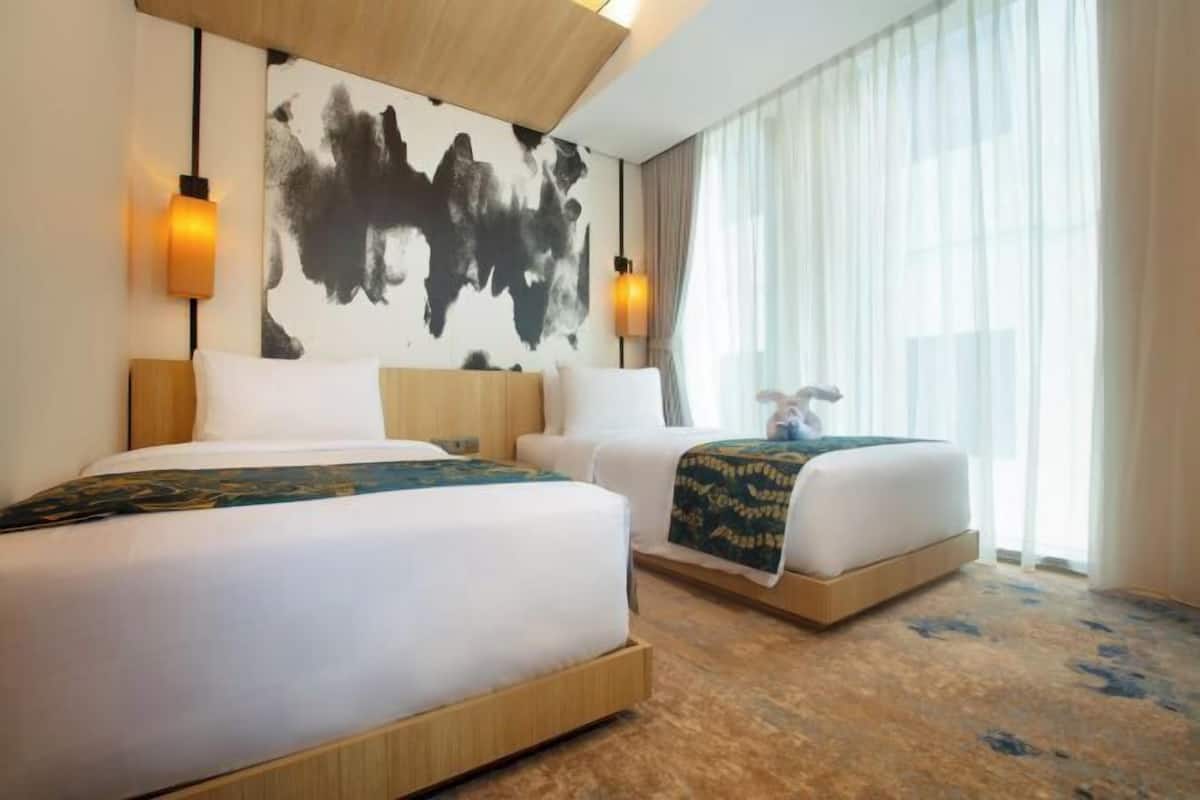 Premium bedding, minibar, in-room safe, desk