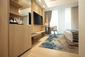 Premium bedding, minibar, in-room safe, desk - Louis Kienne Cikarang Hotel & Service Apartment  (Cikarang)