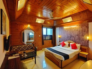 Desk, free WiFi, bed sheets - Hotel Pratap Heritage (Mahabaleshwar)