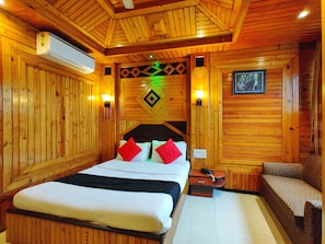 Standard Quadruple Room AC | Desk, free WiFi, bed sheets