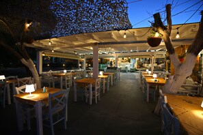 Outdoor dining - Seaside Breeze (Santorini)