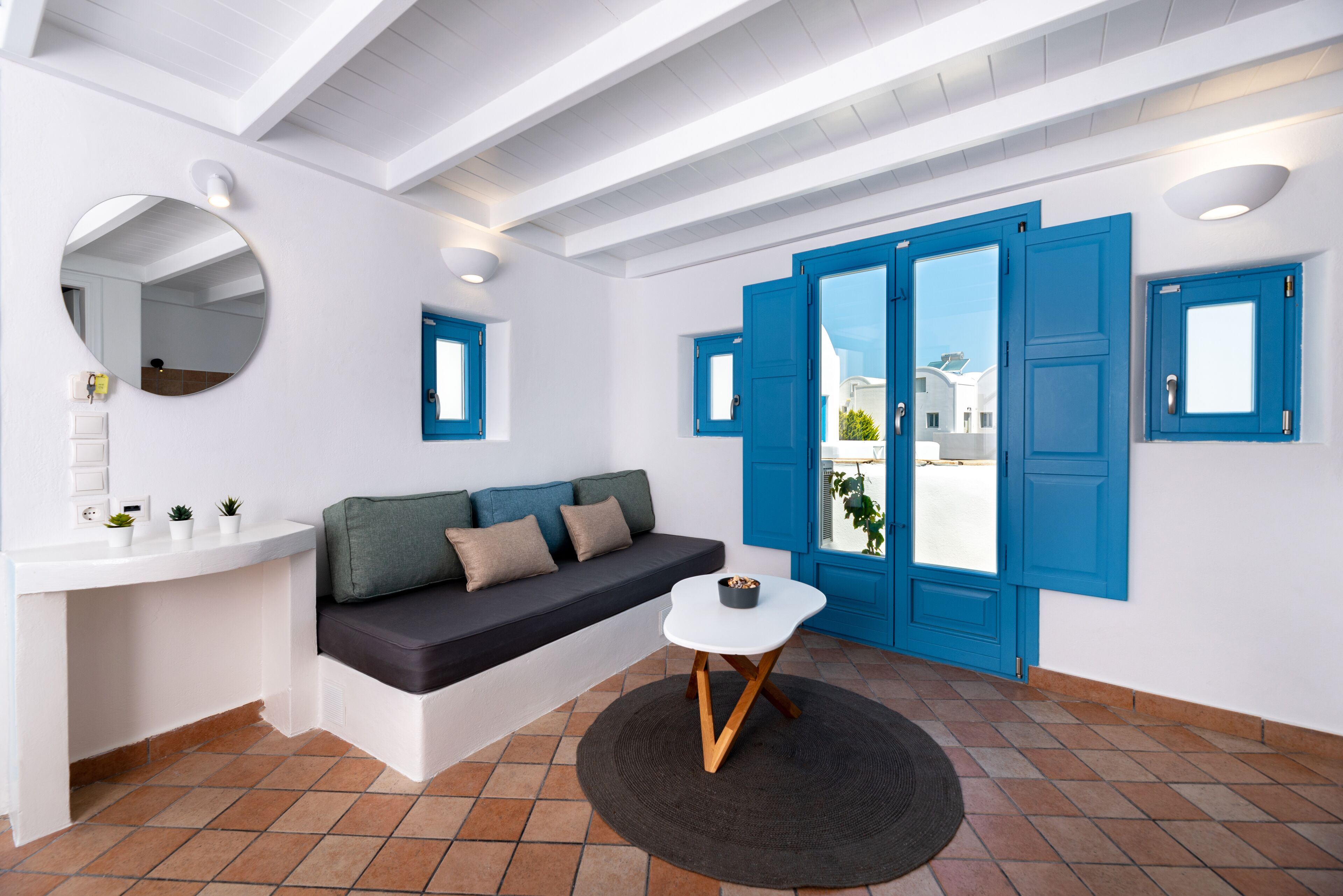 Suite Split Level, Pool View | Zona de estar | Una televisión de pantalla plana