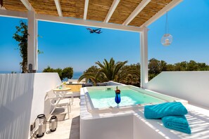 Private spa tub - Seaside Breeze (Santorini)