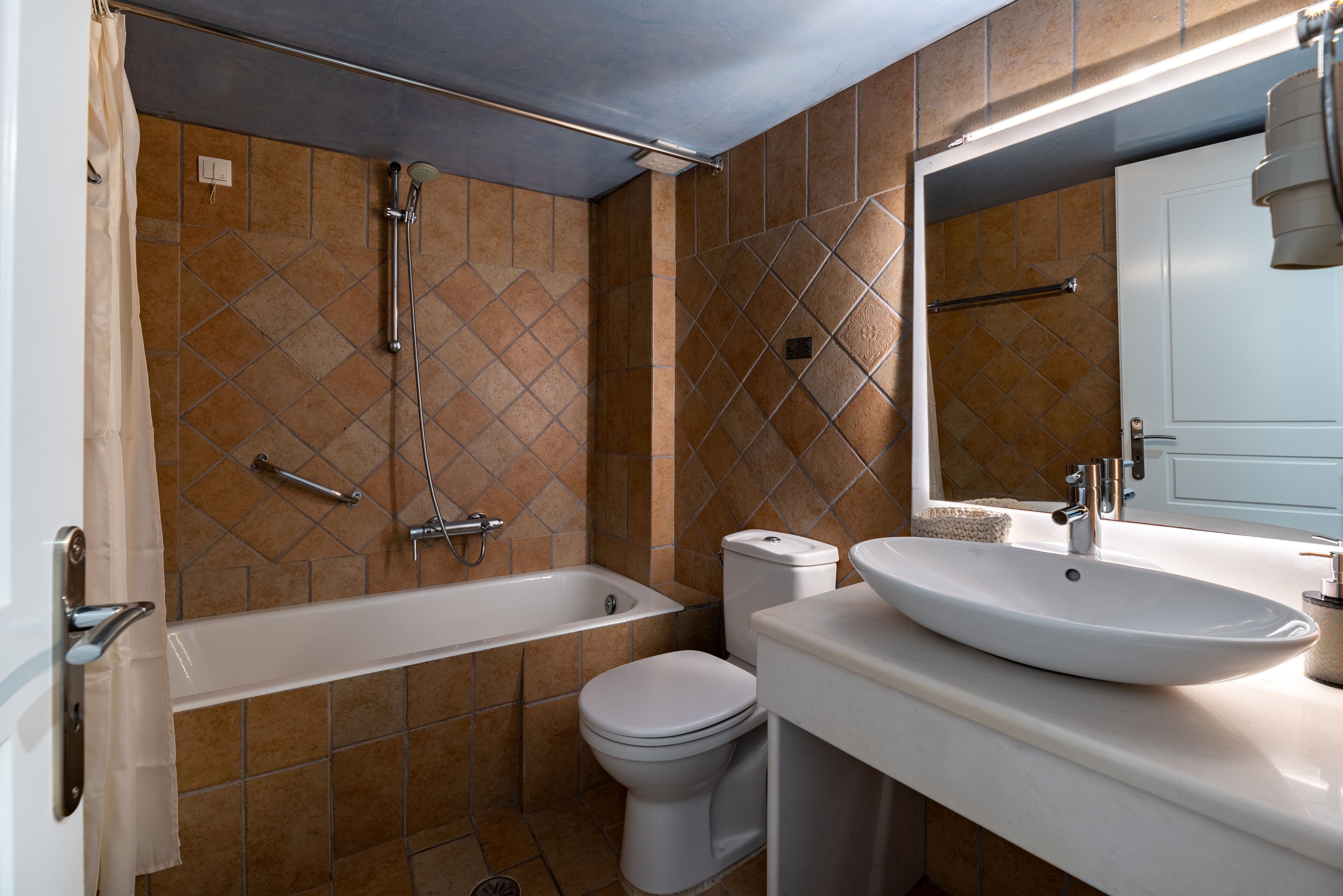 Une salle de bain avec une baignoire, des toilettes et un lavabo.