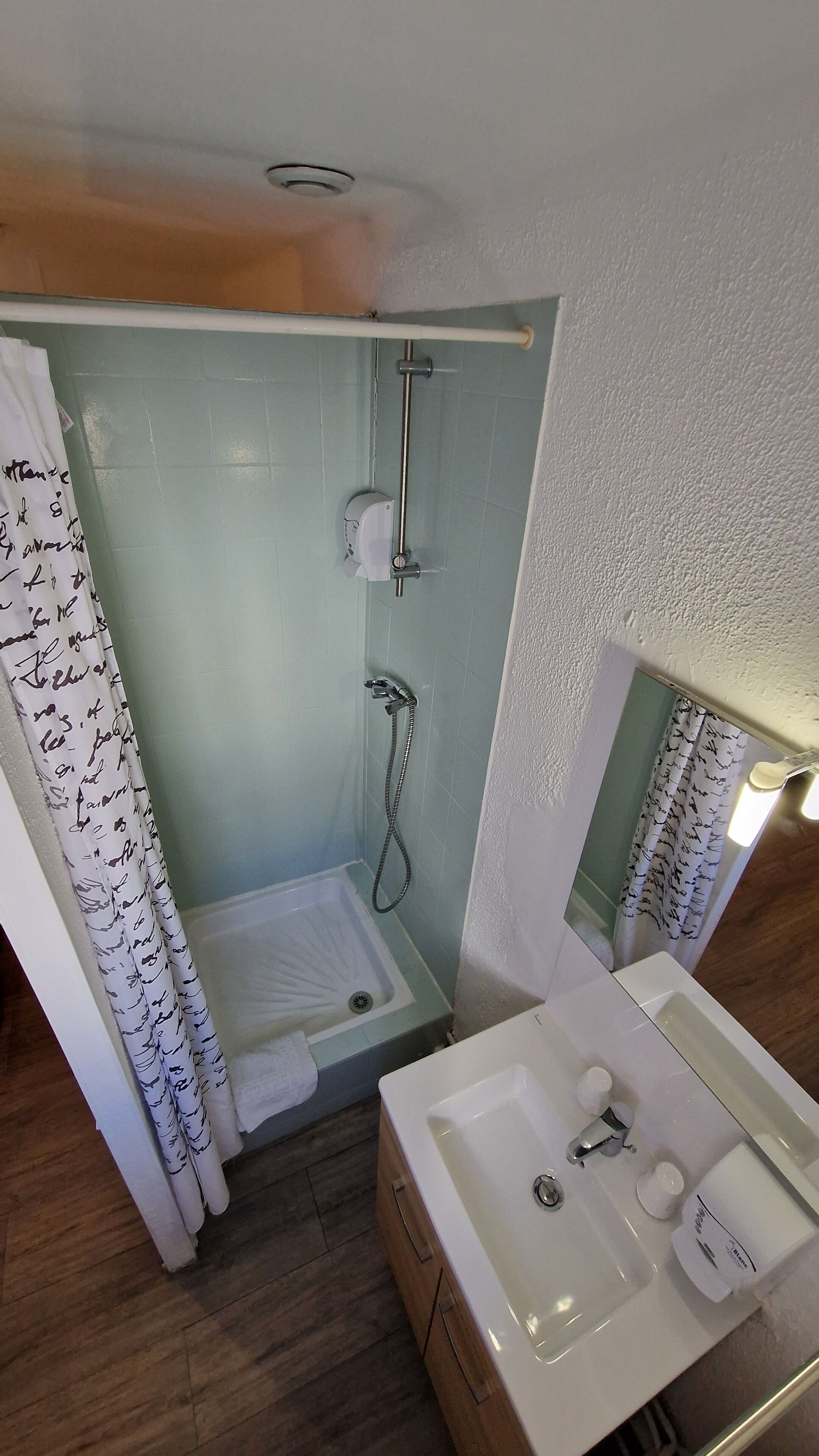 standard double room | bathroom | shower, free toiletries, hair dryer, towels