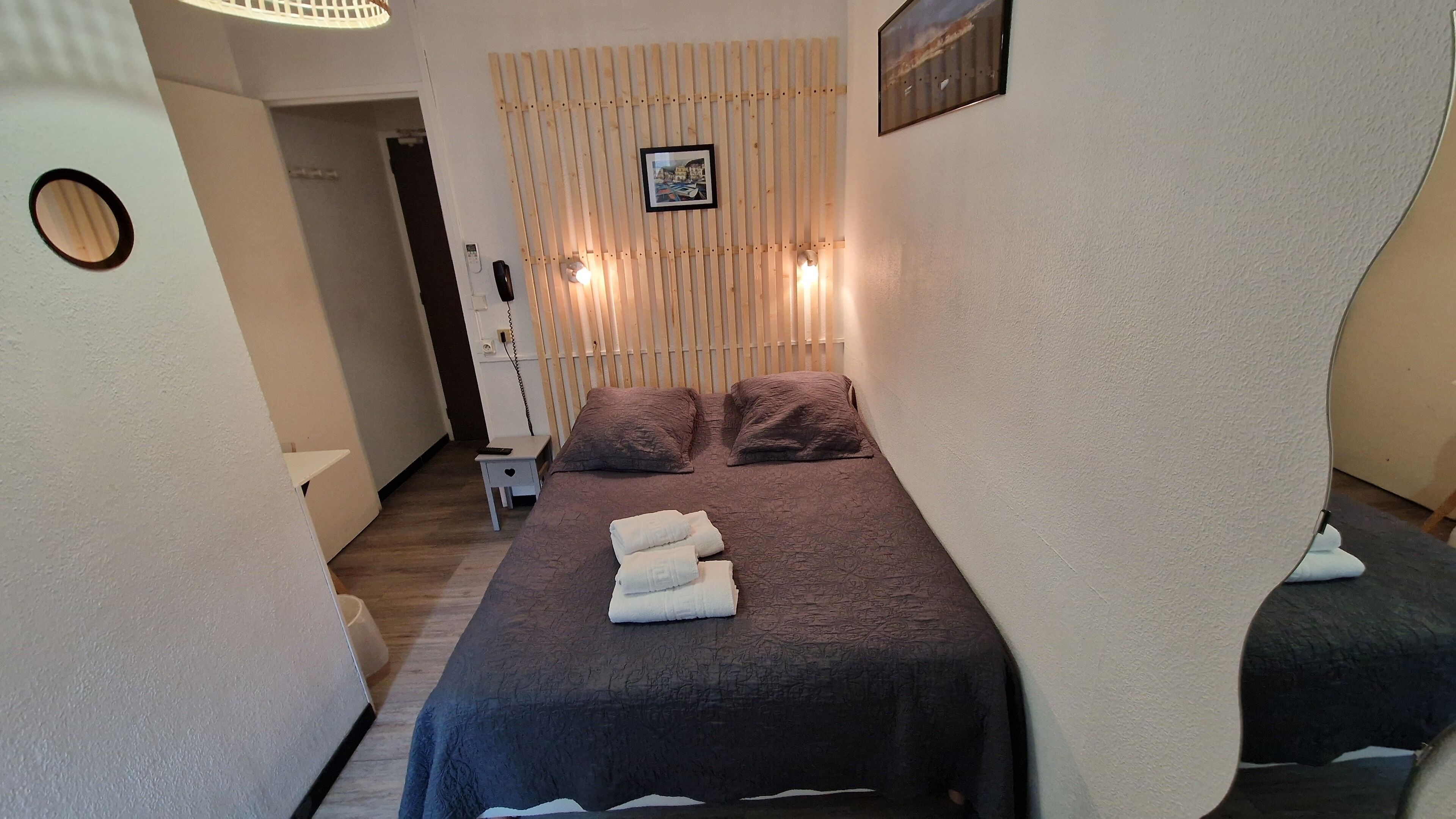 standard double room | bathroom | shower, free toiletries, hair dryer, towels