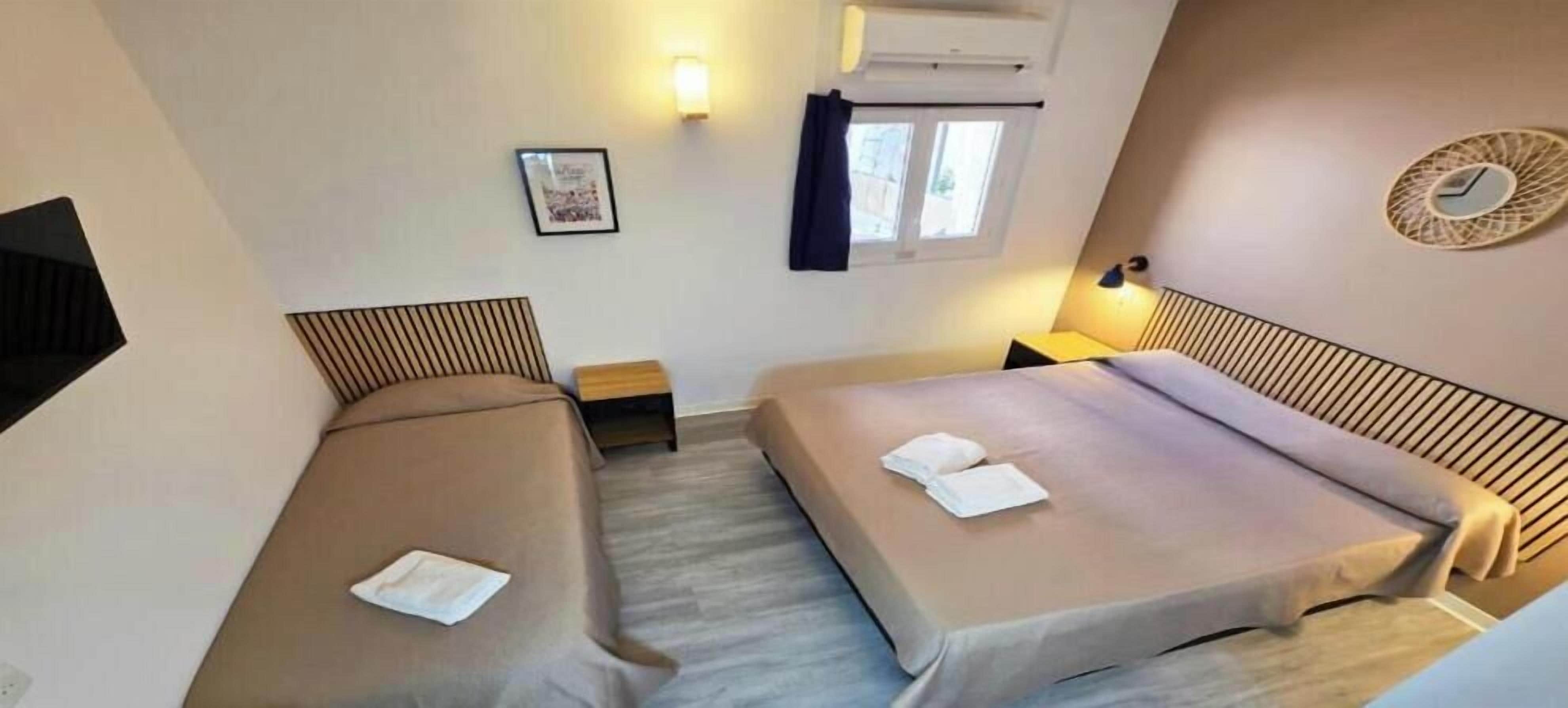 Basic Triple Room, 1 Bedroom | Desk, soundproofing, free WiFi