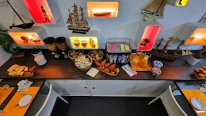 Montaje de bufé con diferentes opciones de comida y elementos decorativos.